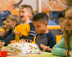 fiesta de cumpleaños interior para niños