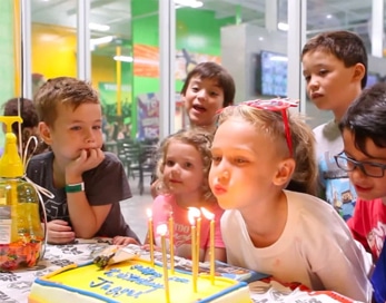 fiesta de cumpleaños de platino para niños