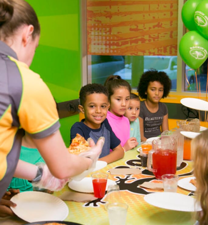 fiesta de cumpleaños interior para niños