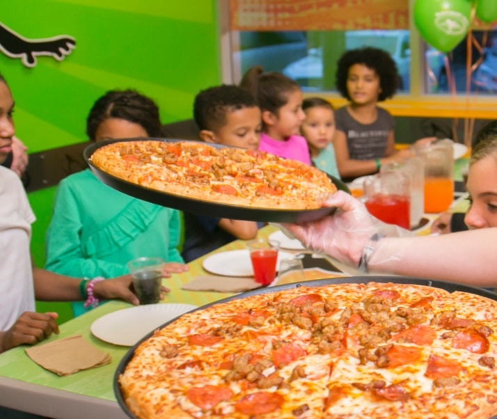 Fiesta de cumpleaños de pizza y sala de fiestas en Rockin Jump