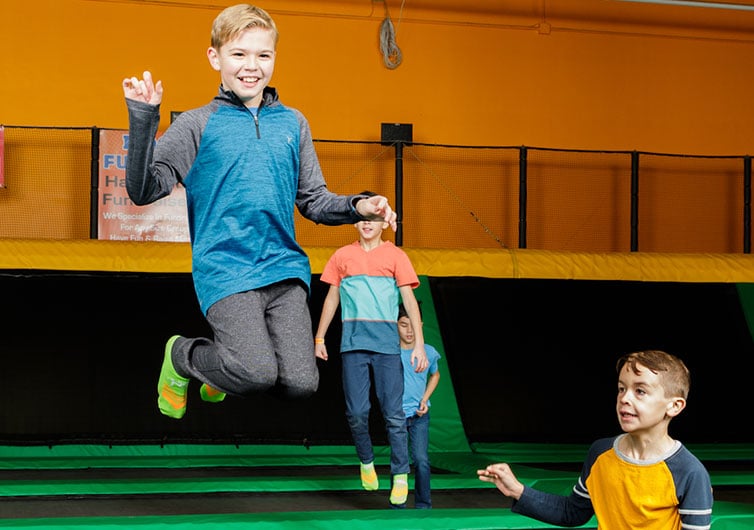 Niños brincando en el trampolín