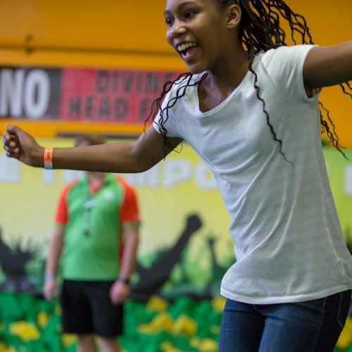 Niñas saltando y sonriendo en Rockin’ Jump